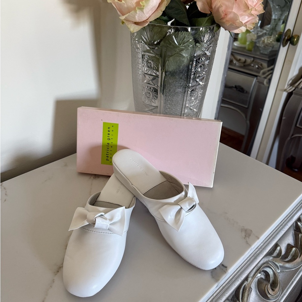 Patricia Green White Bow slippers